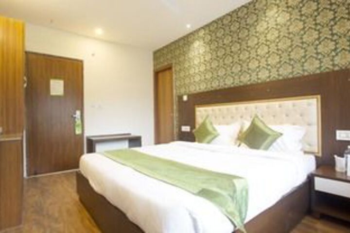 Room 8 of 28