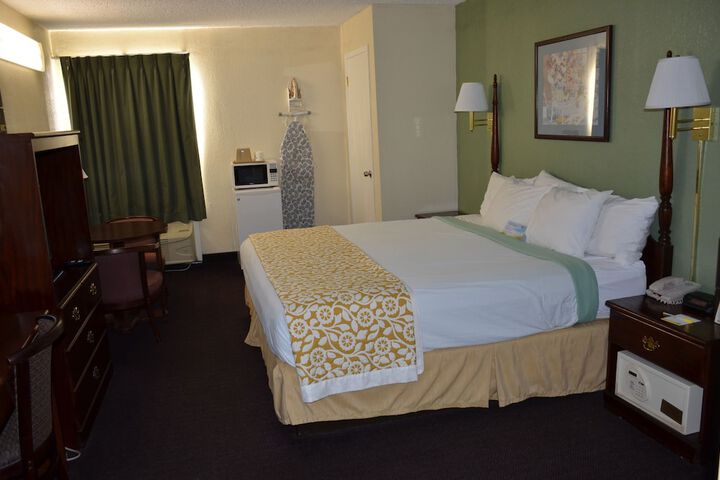 1 Queen Bed (3 of 10)