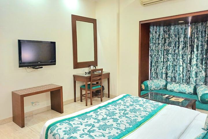 Room 12 of 28