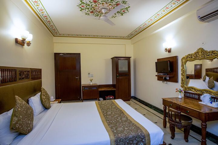 Room 13 of 35