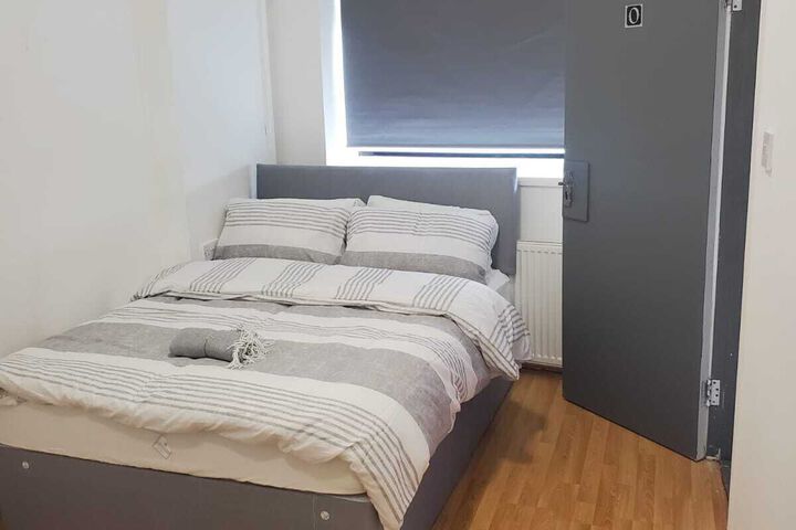 Room 4 of 9