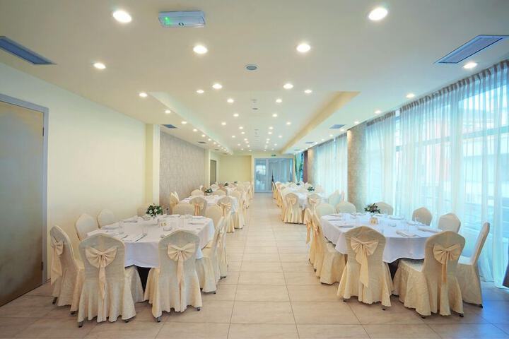 Ballroom/Hall 28 of 33