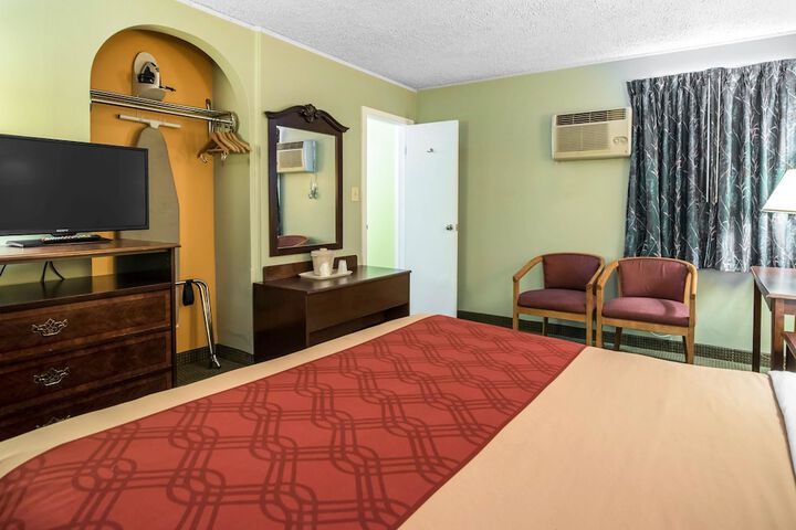 1 Queen Bed (14 of 18)