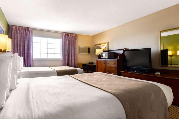 2 Queen Beds (8 of 10)
