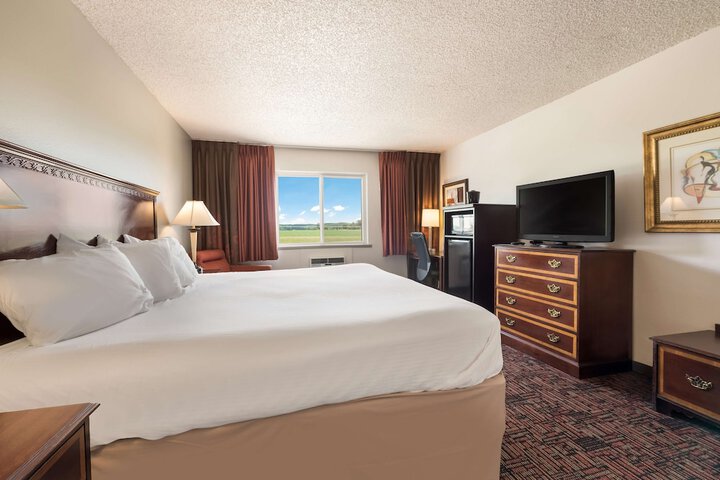 1 King Bed Work Desk High Speed Internet Accessible Microwave and Refrigerator, Coffee M (4 of 18)