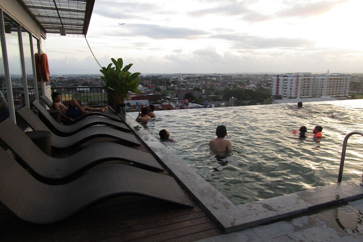 Hotel Pool