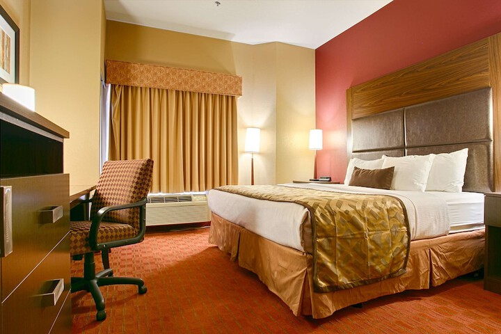 1 King Bed (4 of 8)