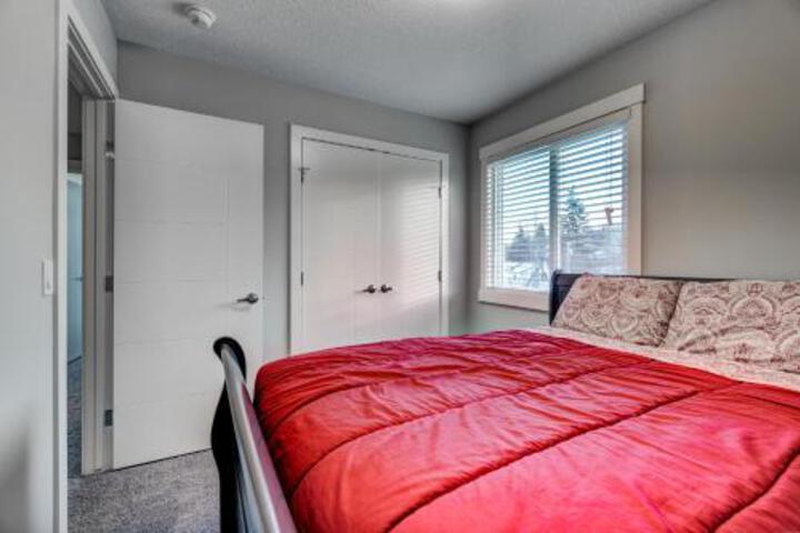 Exterior of House with Walk in Closet #29 Sunalta Downtown