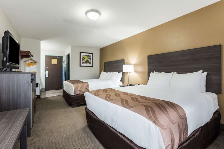 1 Queen Bed (2 of 13)