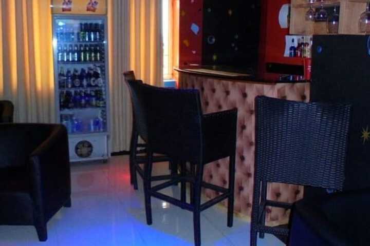 Lounge 17 of 25