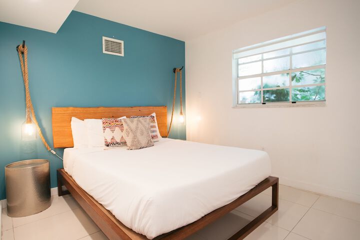 1 Queen Bed (3 of 18)