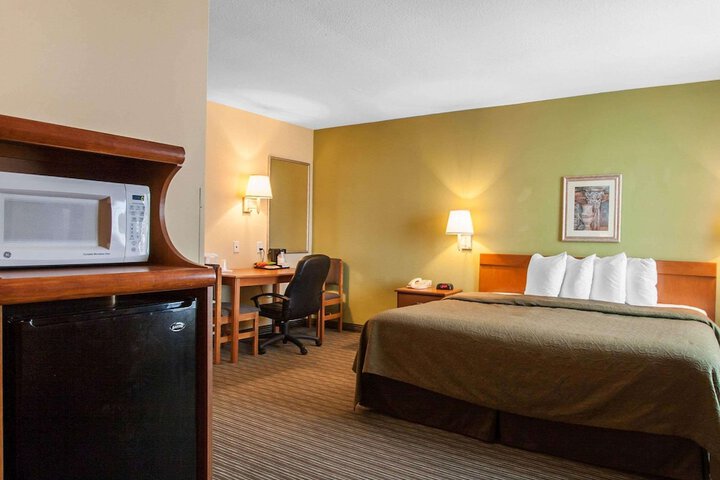 1 King Bed (6 of 8)