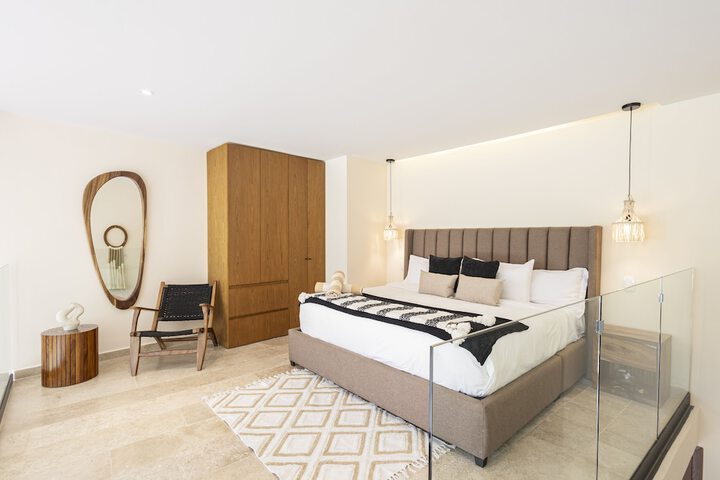 Room 2 of 179