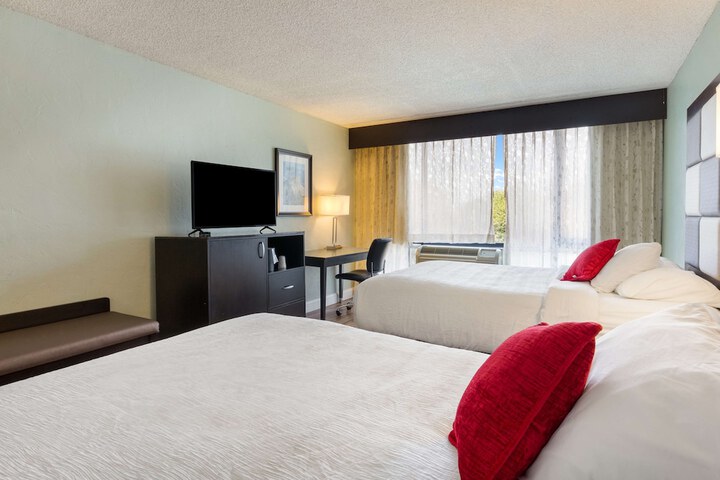 2 Queen Beds (9 of 12)