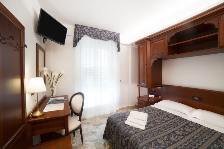 Room 6 of 37
