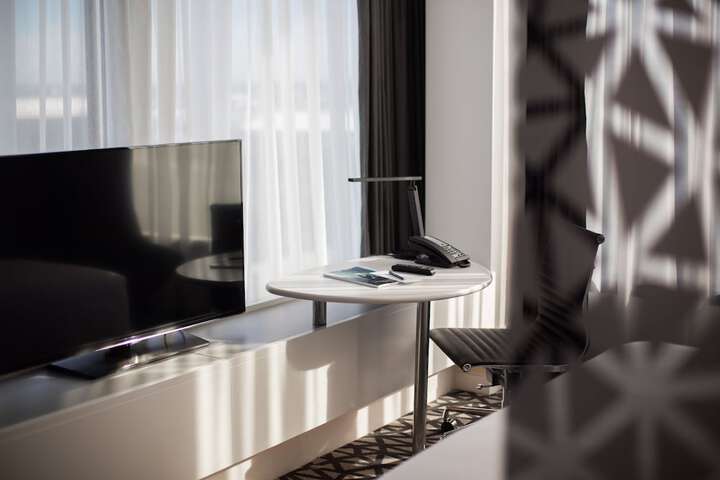 Room 10 of 99