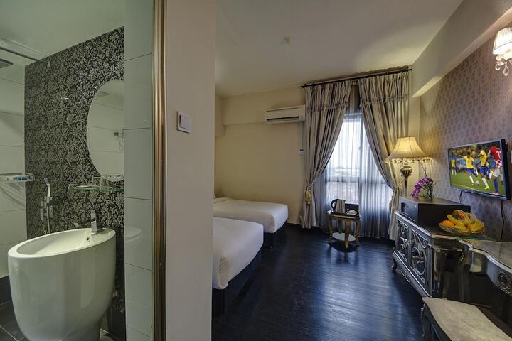 Room 25 of 33
