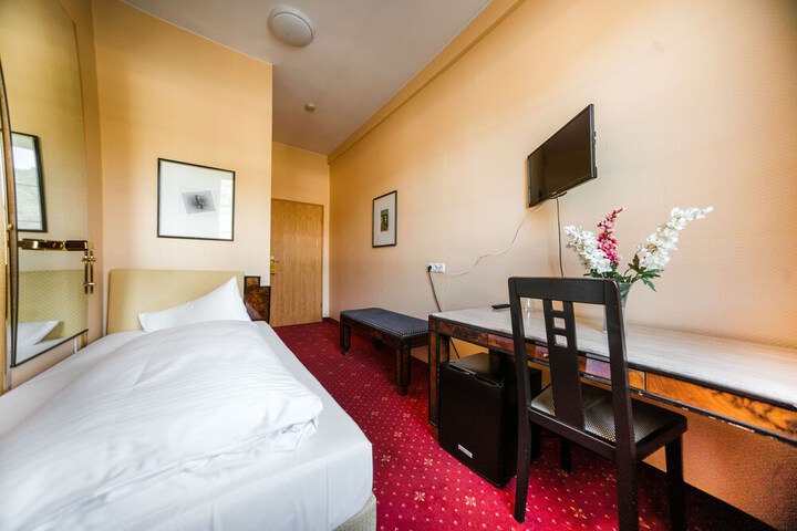 Room 6 of 44