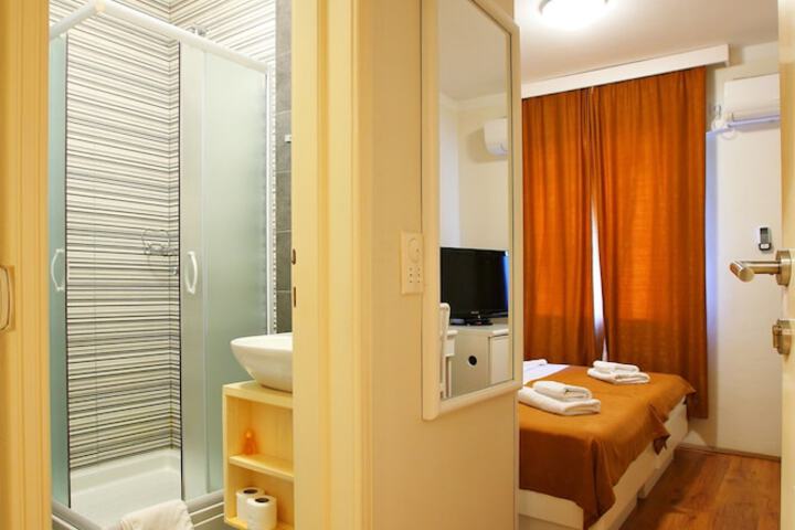 Room 3 of 74