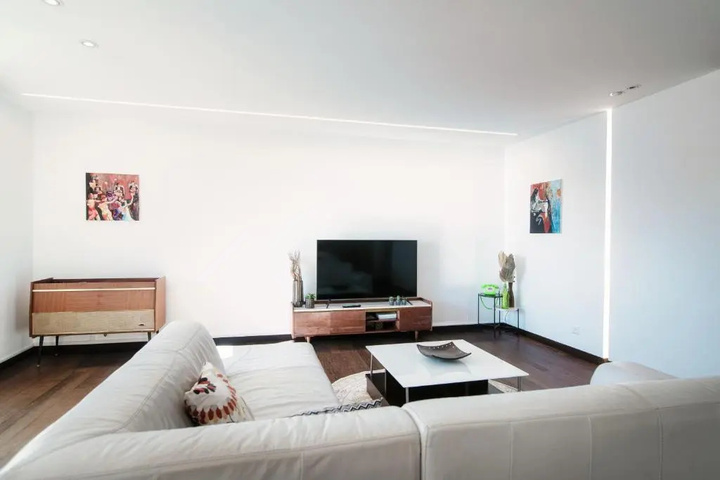 Room 5 of 16