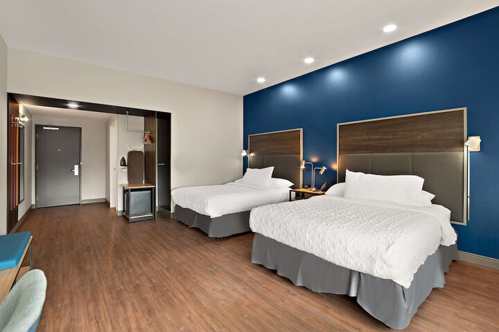 2 Queen Beds (6 of 7)