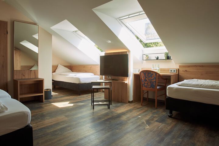Room 45 of 142