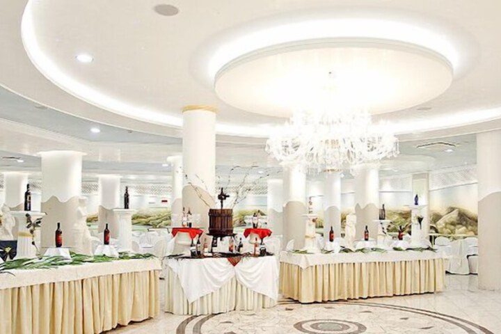 Ballroom/Hall 56 of 133