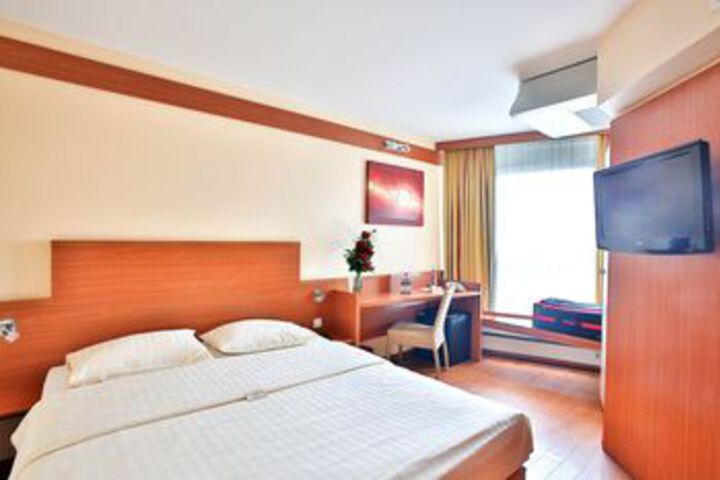 Room 33 of 69