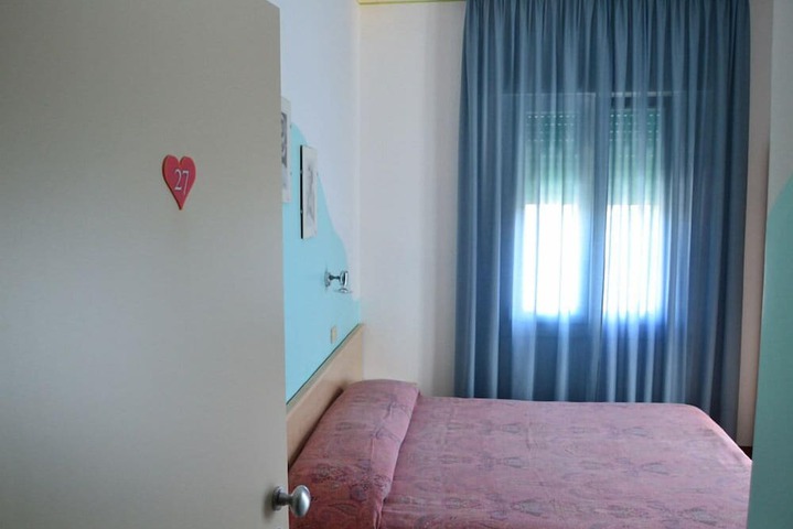 Room 9 of 27