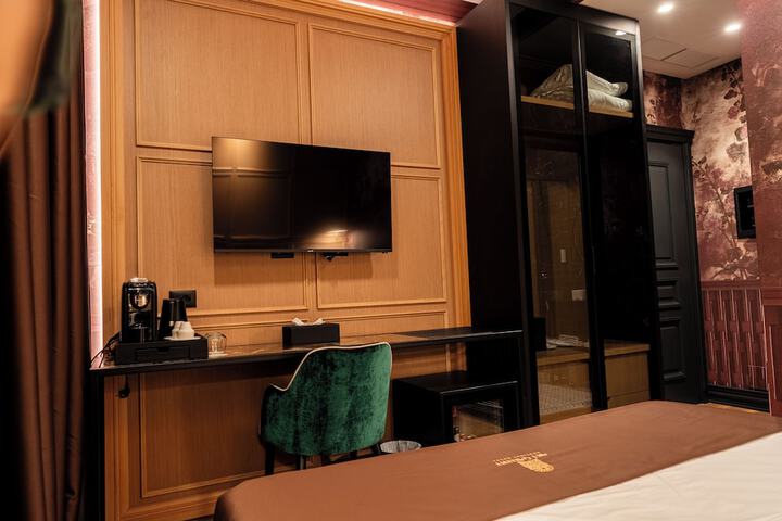 Room 33 of 82