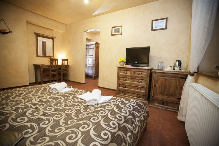 Room 3 of 83