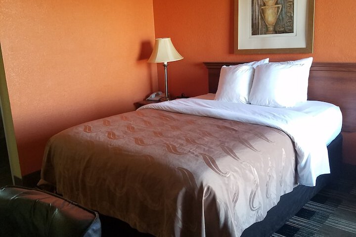 1 Queen Bed (15 of 23)