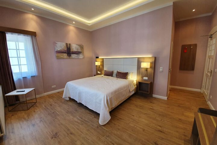 Room 13 of 76