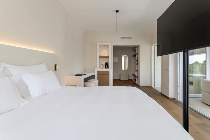 Room 8 of 90