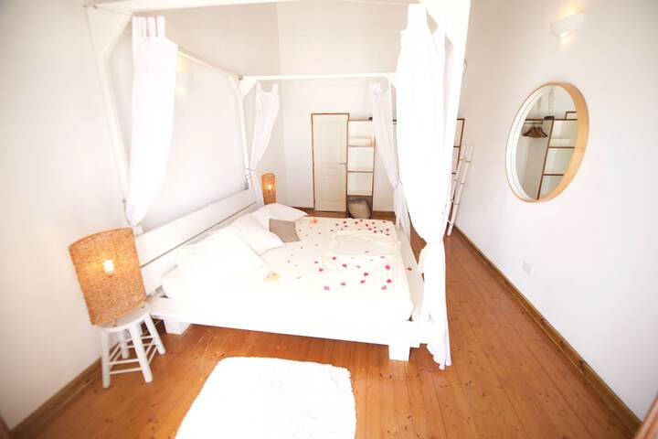 Room 3 of 44