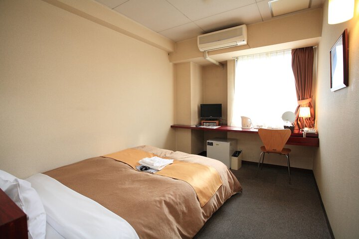 Room 4 of 40