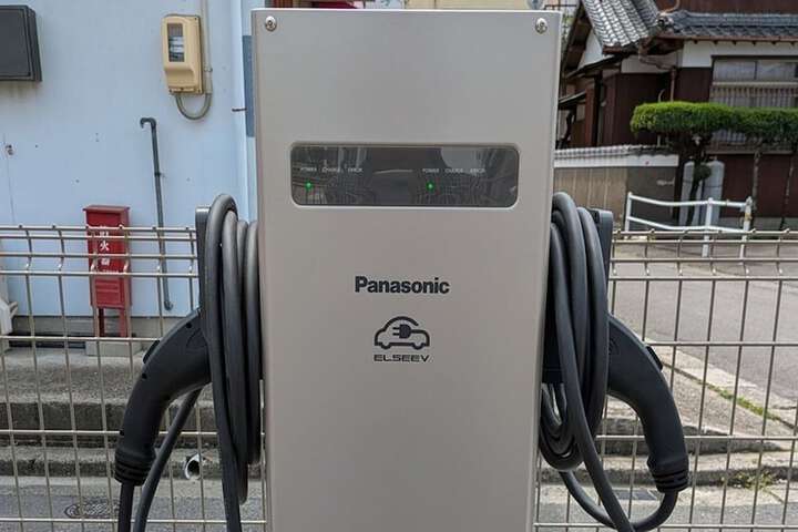 Electric vehicle charging station