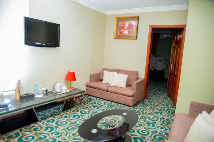 Room 5 of 11