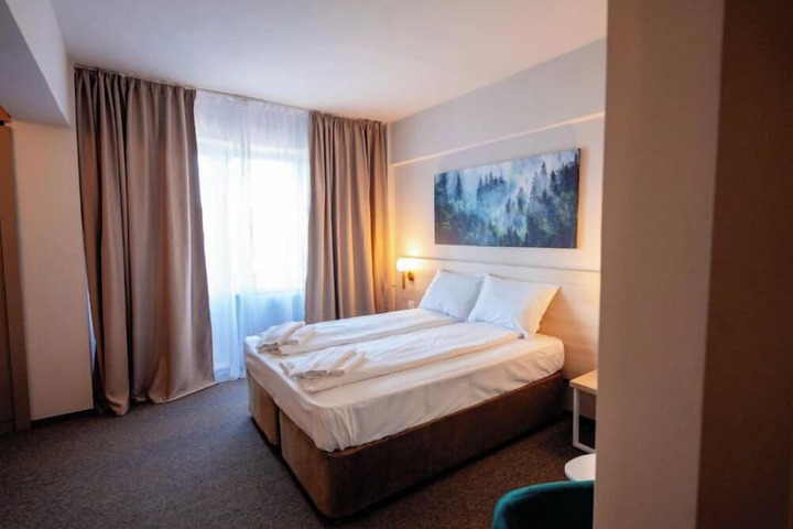Room 10 of 28