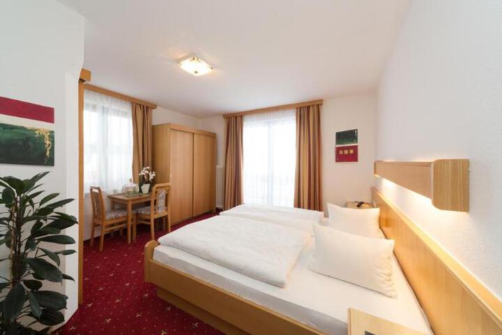 Room 8 of 10