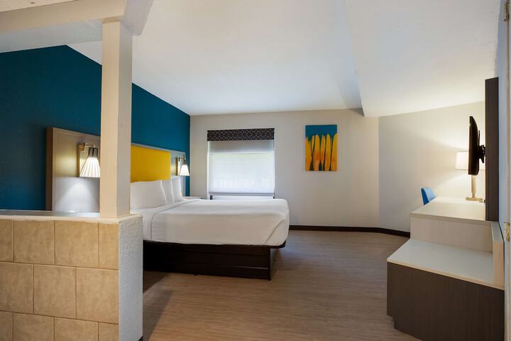 2 Queen Beds High Speed Internet Accessible Microwave and Refrigerator, Coffee Maker Iron and Ironing Board Hairdryer Continental Breakfast (6 of 15)