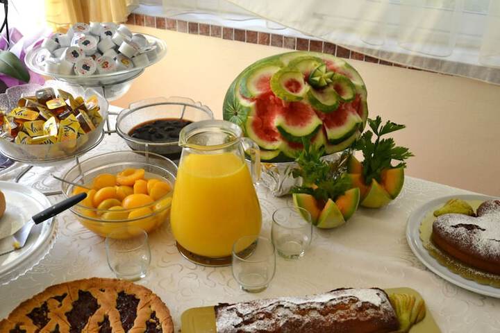 Breakfast/Coffee Service 22 of 39