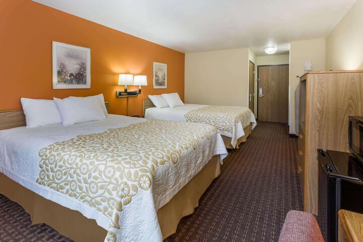 1 Queen Bed (8 of 9)