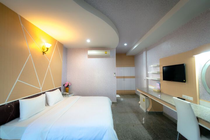 Room 6 of 33