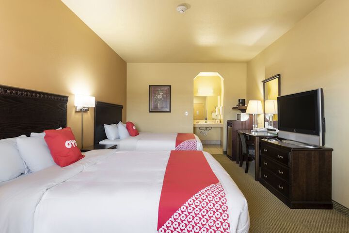 2 Queen Beds (2 of 9)