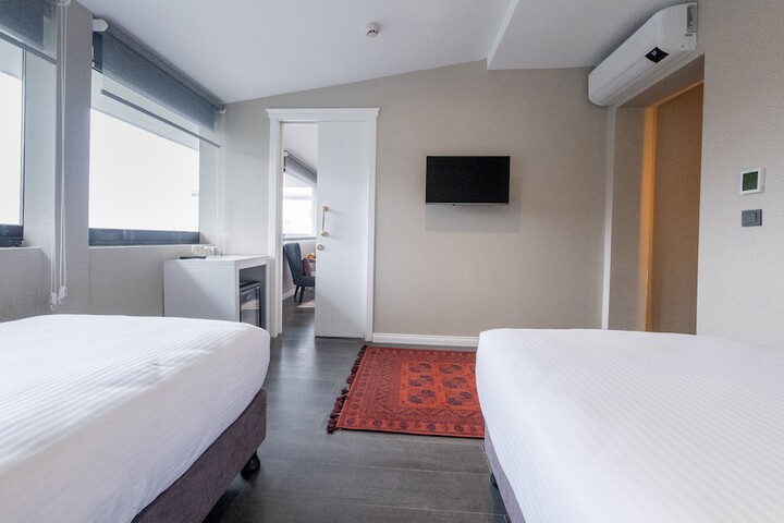 Room 27 of 184