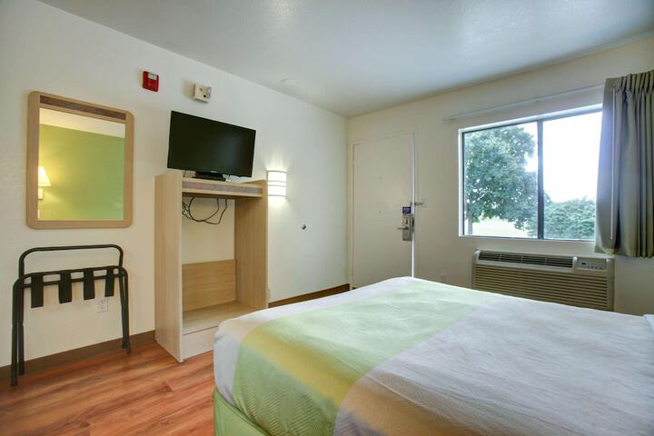 1 King Bed (7 of 10)