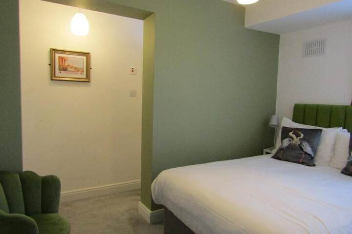 Room 6 of 99