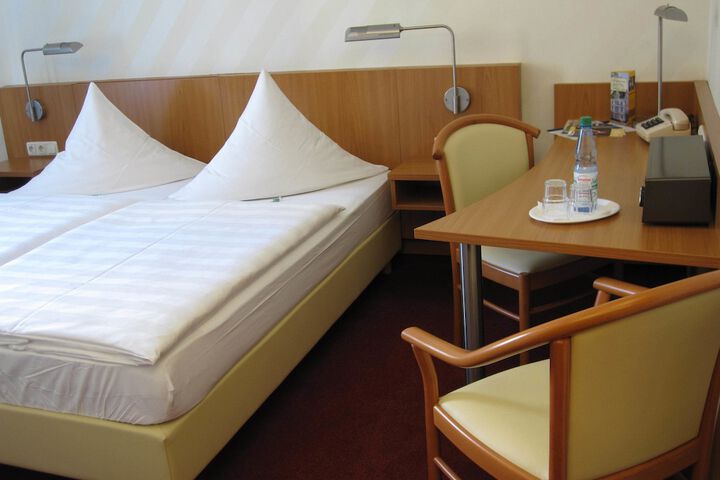 Room 4 of 12