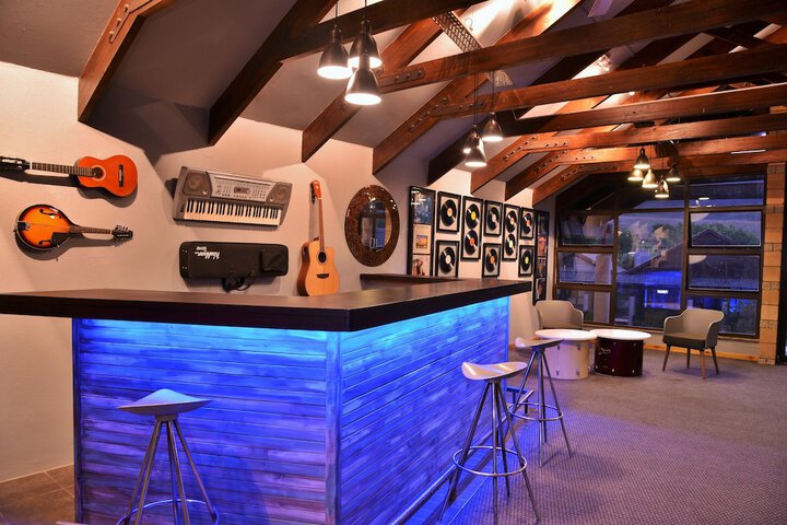 Lounge 33 of 42